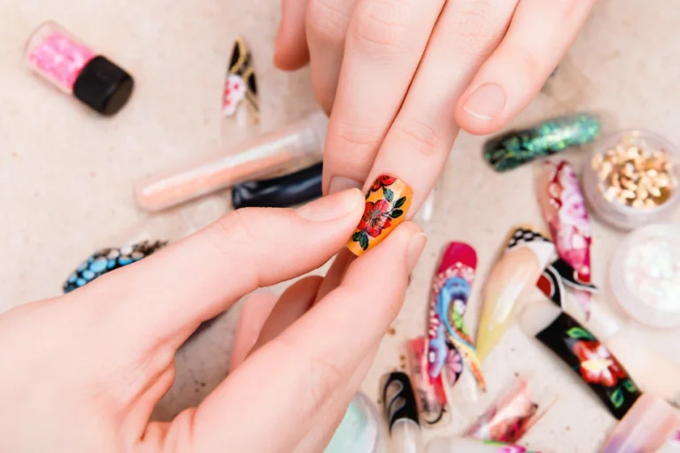girl-trying-artificial-nails-tips-with-flower-nail-design (1)